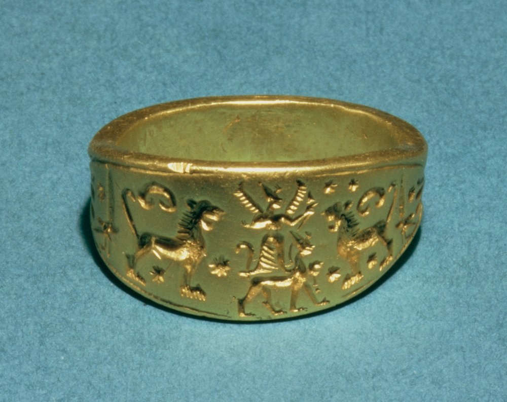 Ring inscribed „Great Prince“ in Hittite hieroglyphic script (gold) by Hittite