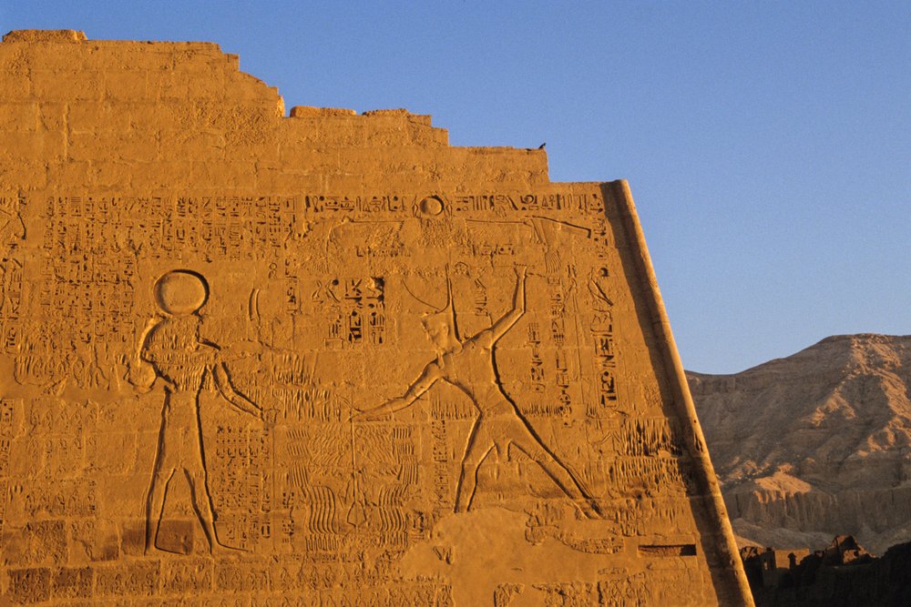 Ramses III smiting enemies, main temple, pylon, Medinet Habu, New ...