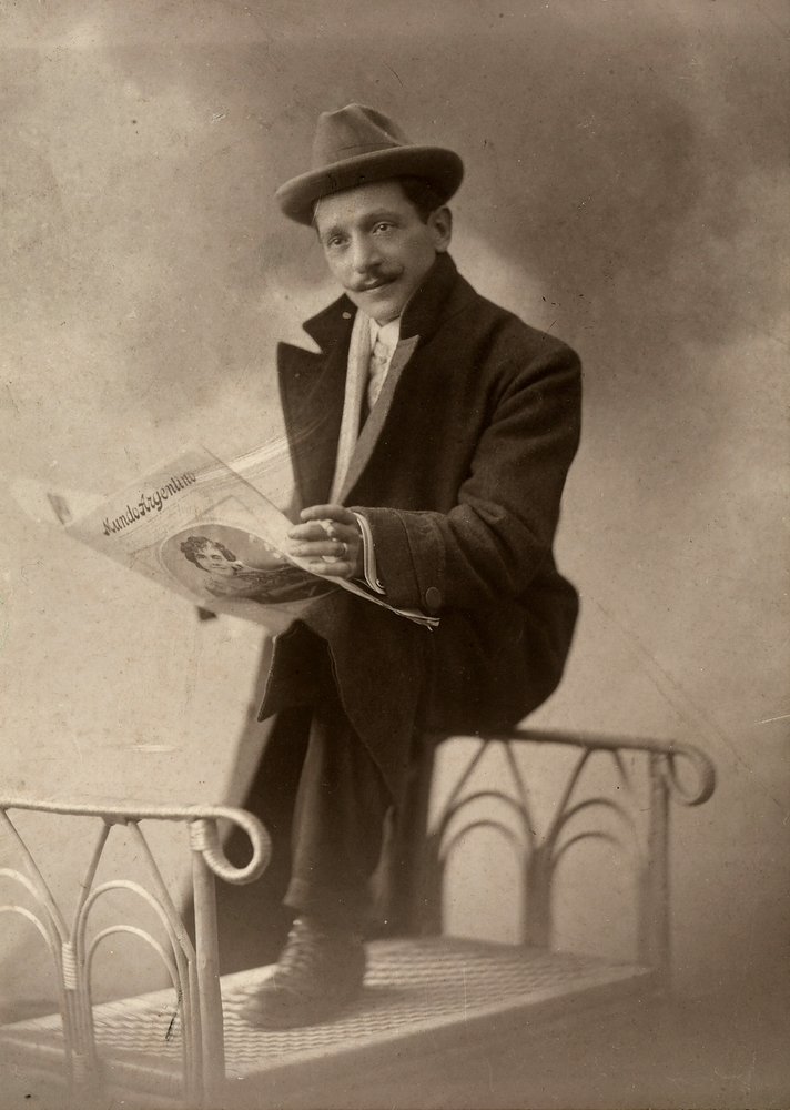 Portrait of the photographer Luigi Betti while he reads the newspaper "Kundo argentino" by Unbekannter Künstler