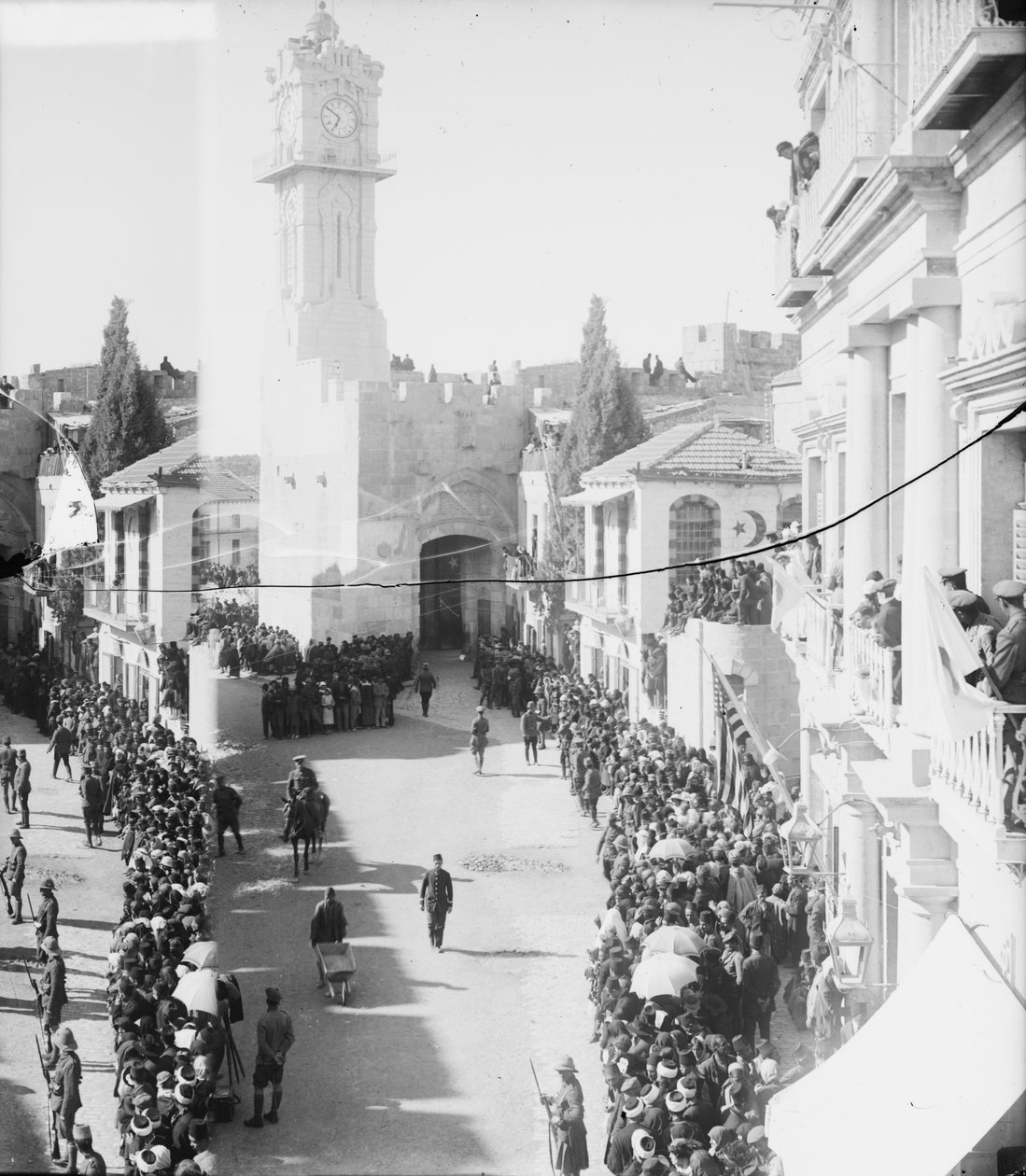 Awaiting the Entry of Field Marshall Allenby into Jerusalem by Unbekannt Unbekannt