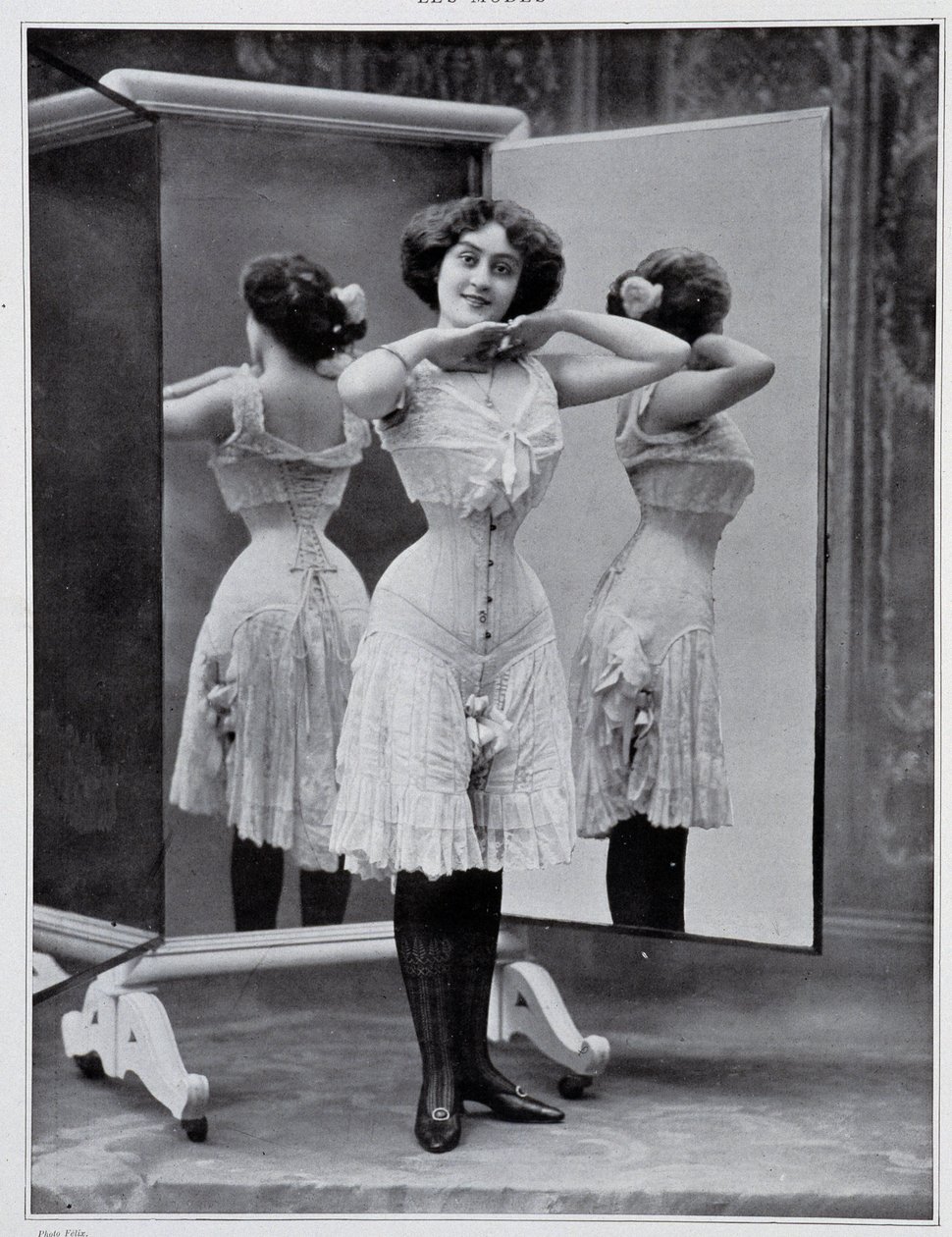 Model presenting the Thylda corset (photo by Félix, in 