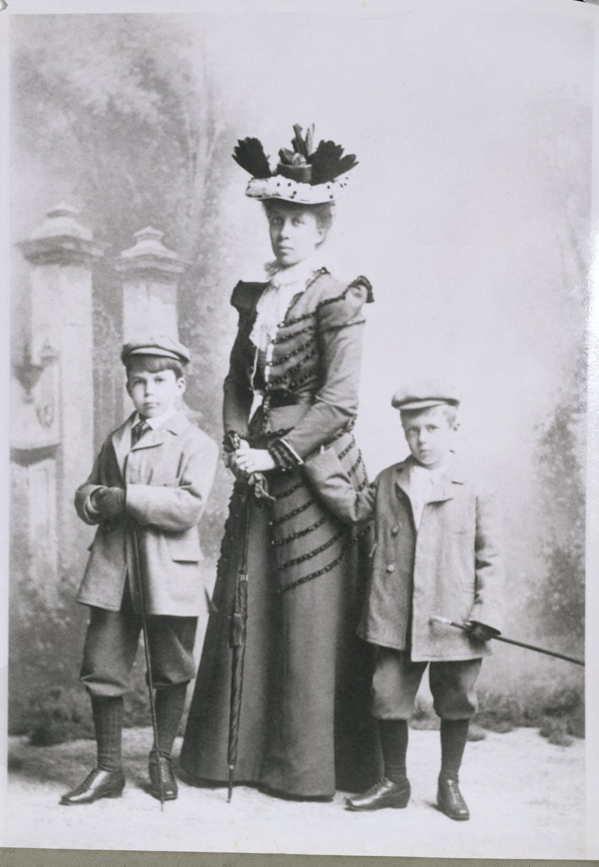 William Lawrence Bragg (1890-1971) with His Mother and Brother in ...