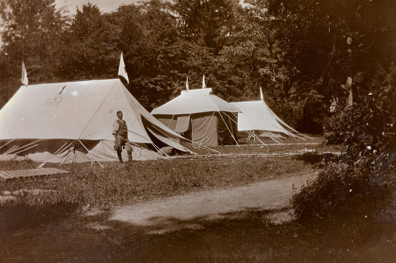 Album of the First World War in Friuli-Venezia Giulia: tents acceptance, surgery and dressing in front of Villa Brazzà, home to 17 of the Hospital of war in Soleschiano Manzano, photo taken from the church tower, May 1916 by Bietti Bietti