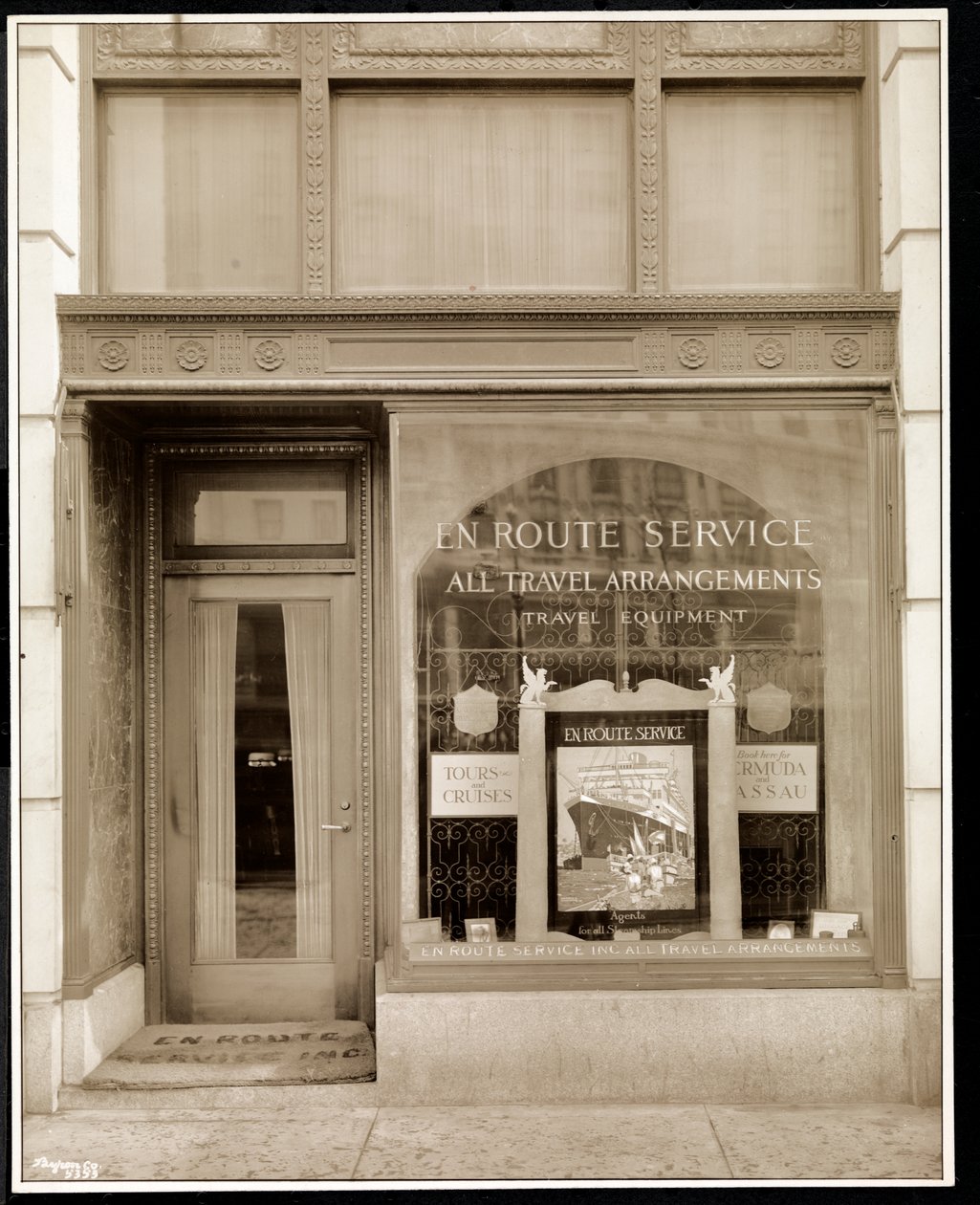 Storefront of En Route Service, Inc., at the Savoy Plaza Hotel, 59th Street and 5th Avenue, New York, 1928 by Byron Company