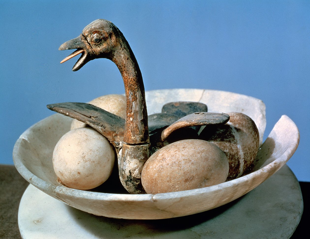 Lid of an alabaster jar decorated with a bird in a nest containing eggs, from the tomb of Tutankhamun by Egyptian 18th Dynasty