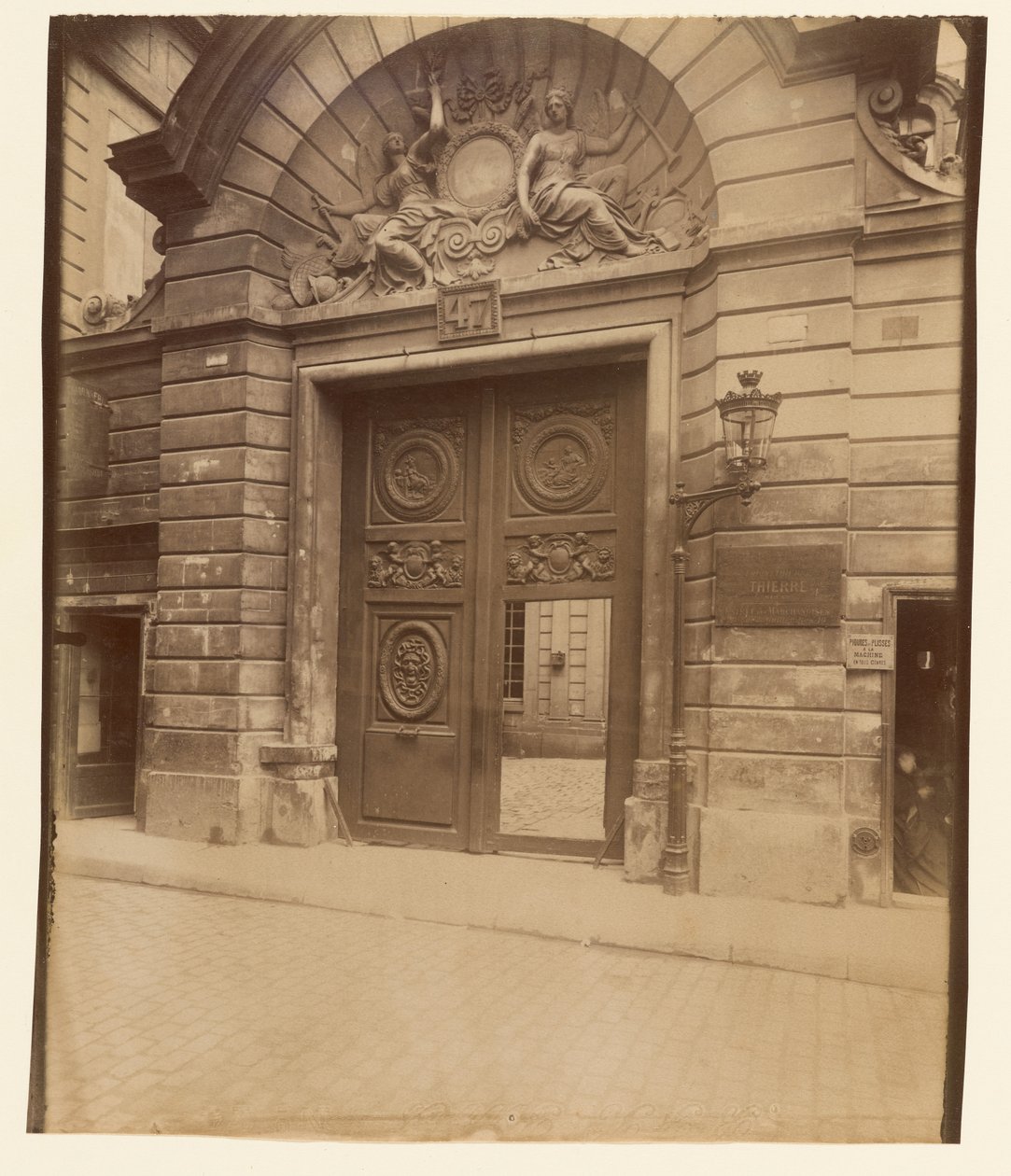 Hôtel des Ambassadeurs de Hollande, 47 rue Vieille-du-Temple by Eugène Atget