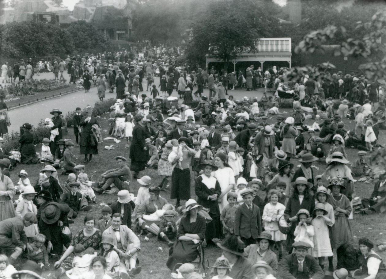 Crowds of visitors at London Zoo, August bank holiday, 1922 by Frederick William Bond