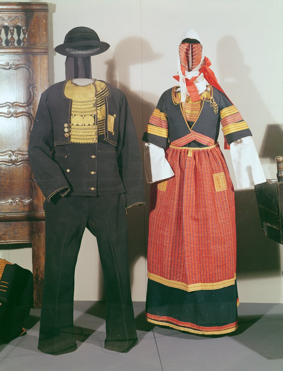 Two Mannequins Wearing Traditional Costumes for the Feast of Pont-l