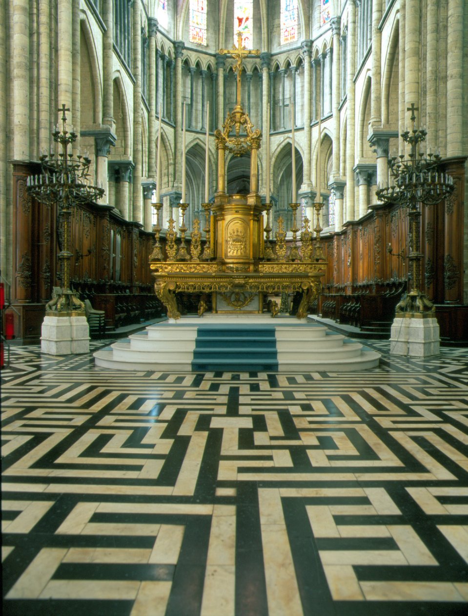 Cathedrale de Saint Omer (North 59): Altar and maze by French School
