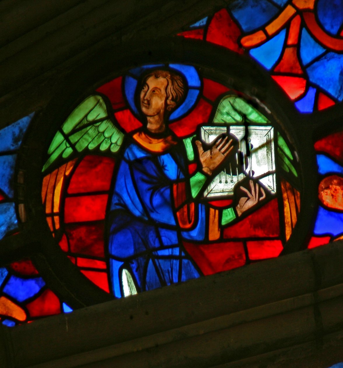 Window w141 depicting an angel with a musical instrument