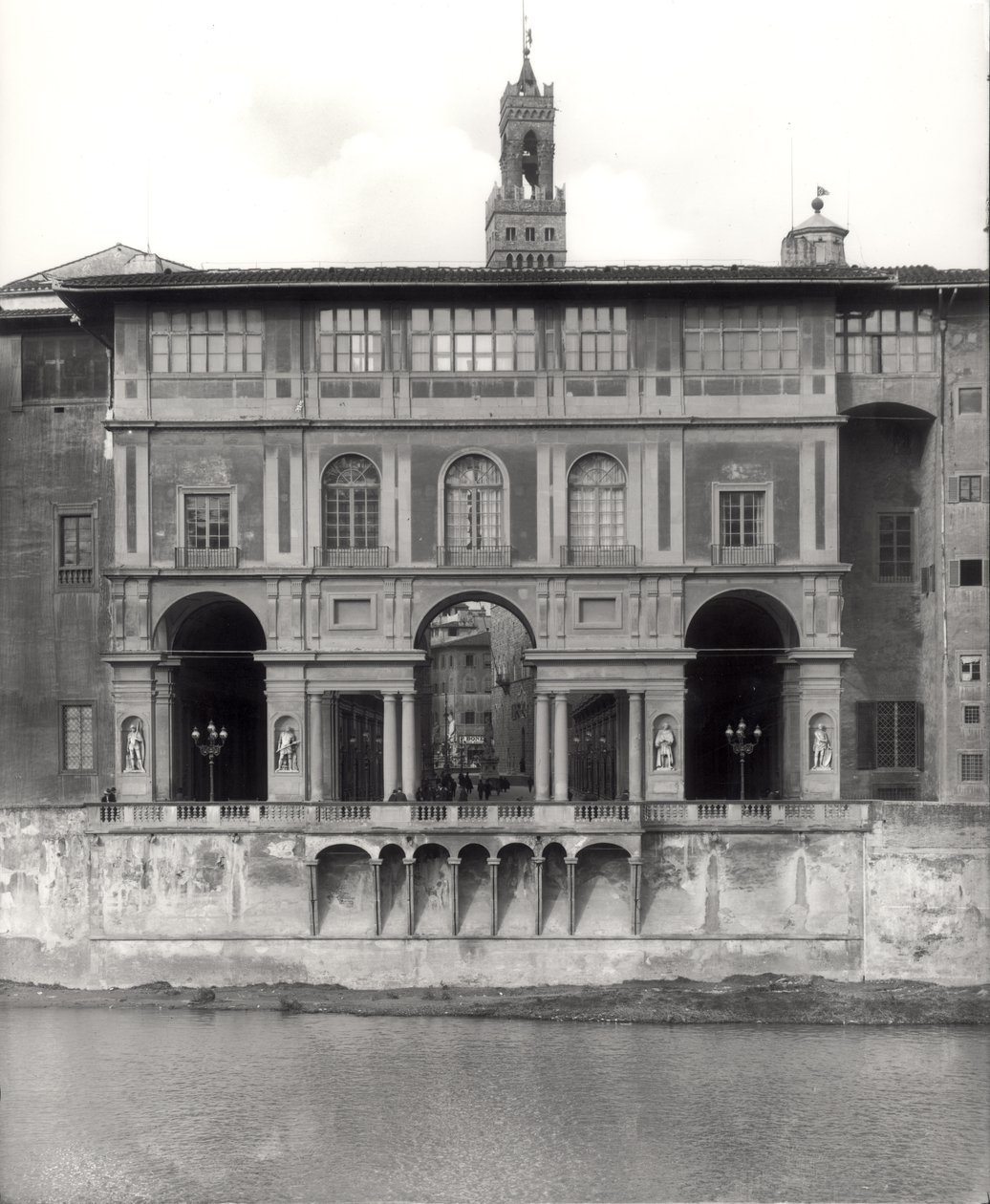 Facade of the Uffizi Gallery on the Lungarno Torrigiani by Giorgio Vasari