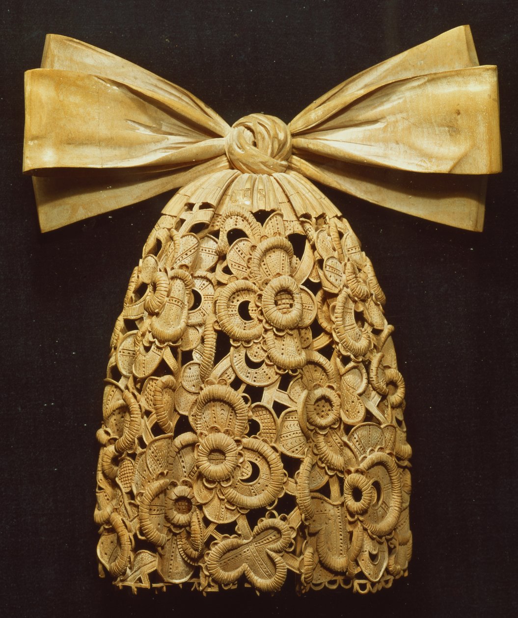 Woodcarving of a cravat by Grinling Gibbons