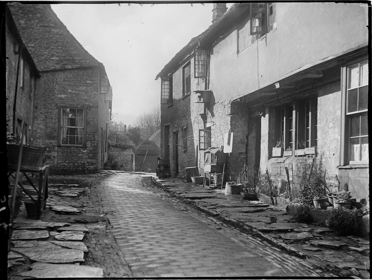 Old George Yard, Burford, Oxfordshire, 22 Apr 1924 - 06 May 1924 by Katherine Jean Macfee