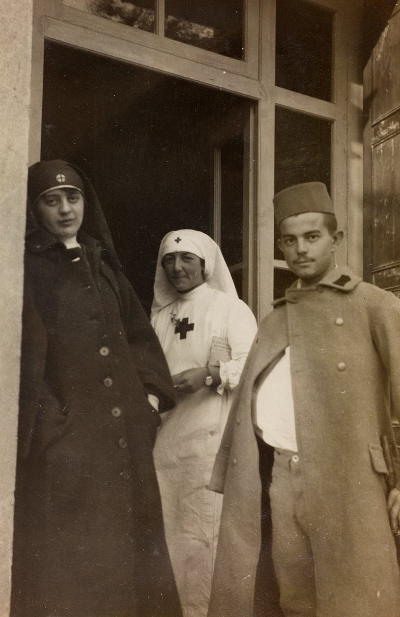 Album of the First World War in Friuli-Venezia Giulia: Portrait of two Red Cross nurses with a cadet Austrian prisoner at Villa Brazzà, home to 17 of the Hospital of war in Soleschiano Manzano (b/w photo) by L. Verdiani