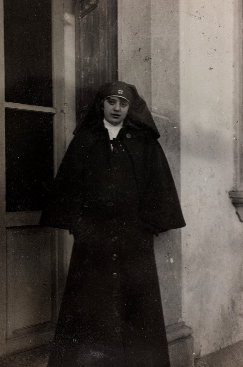 Album of the First World War in Friuli-Venezia Giulia: portrait of the Red Cross nurse Elena Bianconcini at Villa Brazzà, home to 17 of the Hospital of war in Soleschiano Manzano by L. Verdiani