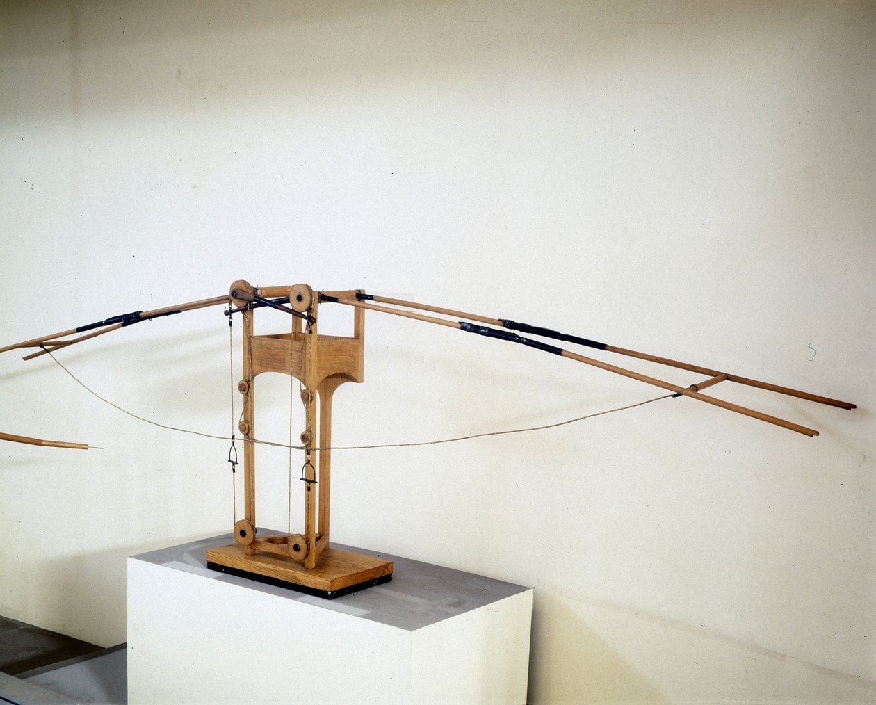 Machine for flying with wing wings, model according to the drawing of Leonardo da Vinci by Leonardo da (after) Vinci