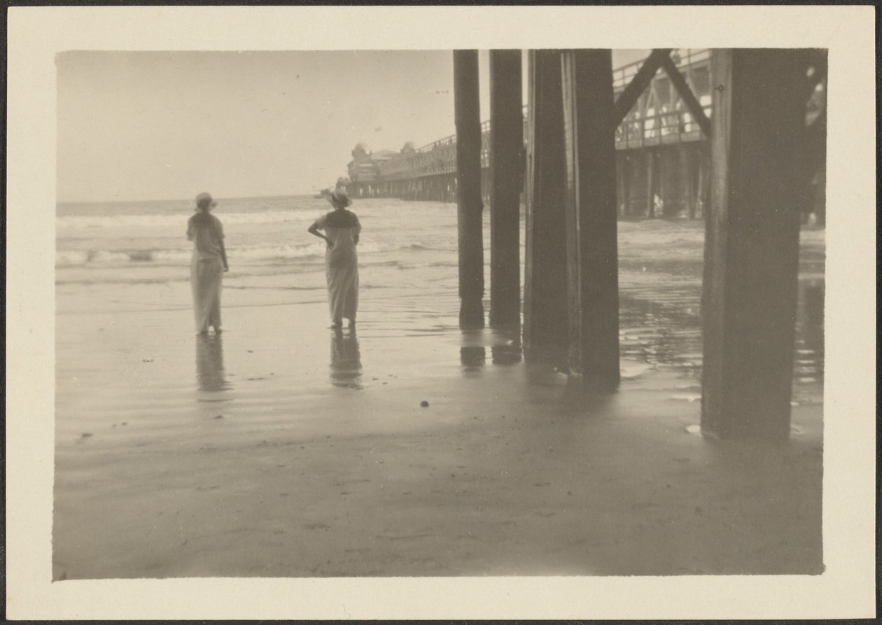 Figures under Peer by Louis Fleckenstein