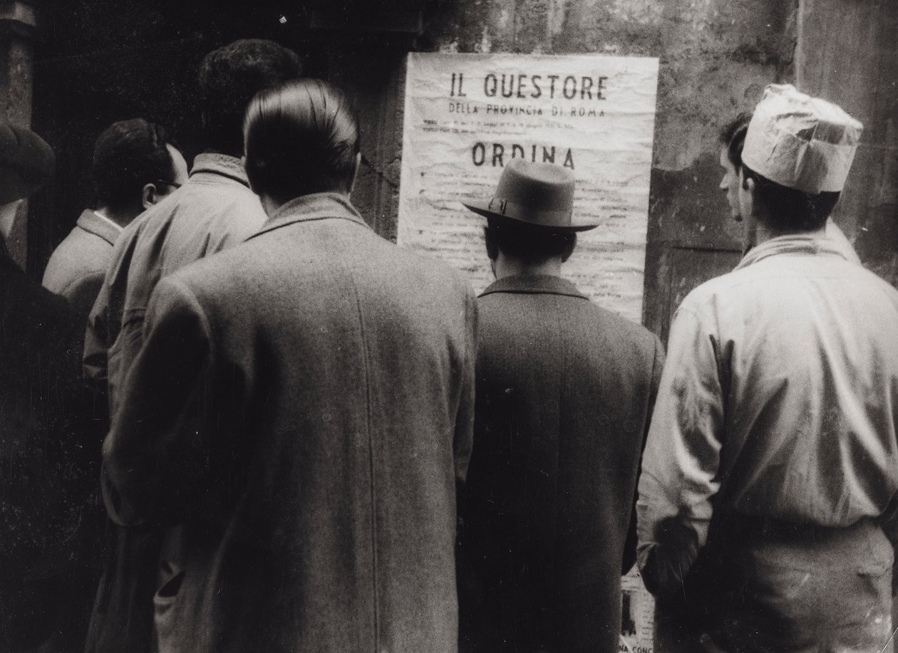 Group of people reading a poster about the opening of the Carnival of Rome by Luigi Leoni