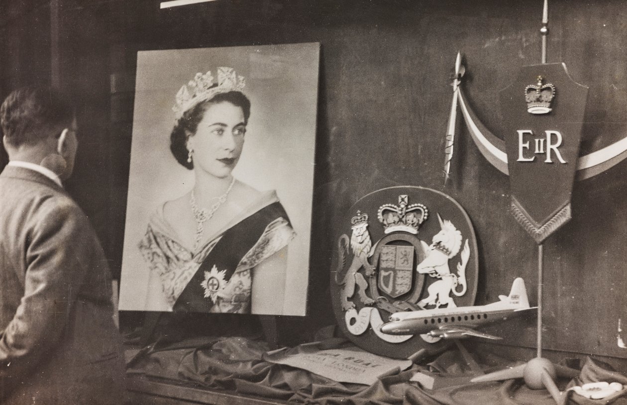 Showcase Welcome to the Queen of England Elizabeth II by Luigi Leoni
