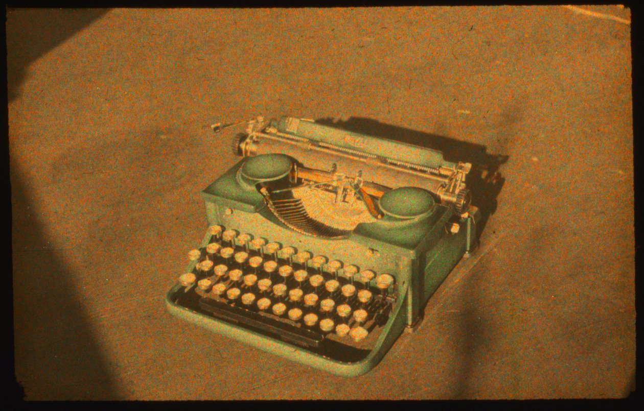 Stillleben-Farbfotografie einer Schreibmaschine, aufgenommen mit Autochrome Lumière und einer 35-mm-Kamera... von Luis Marden