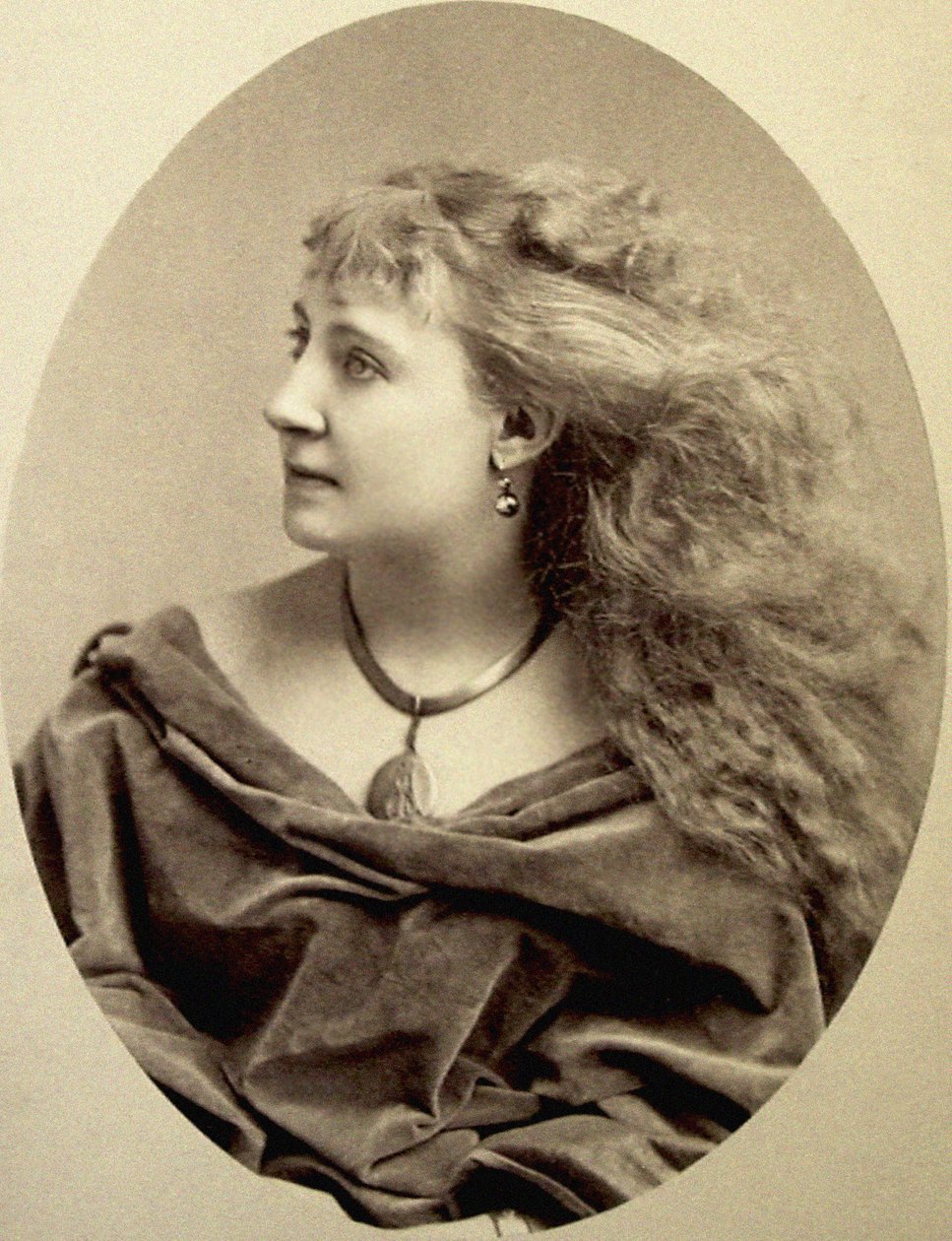 Portrait of Lydia Thompson by Napoleon Sarony
