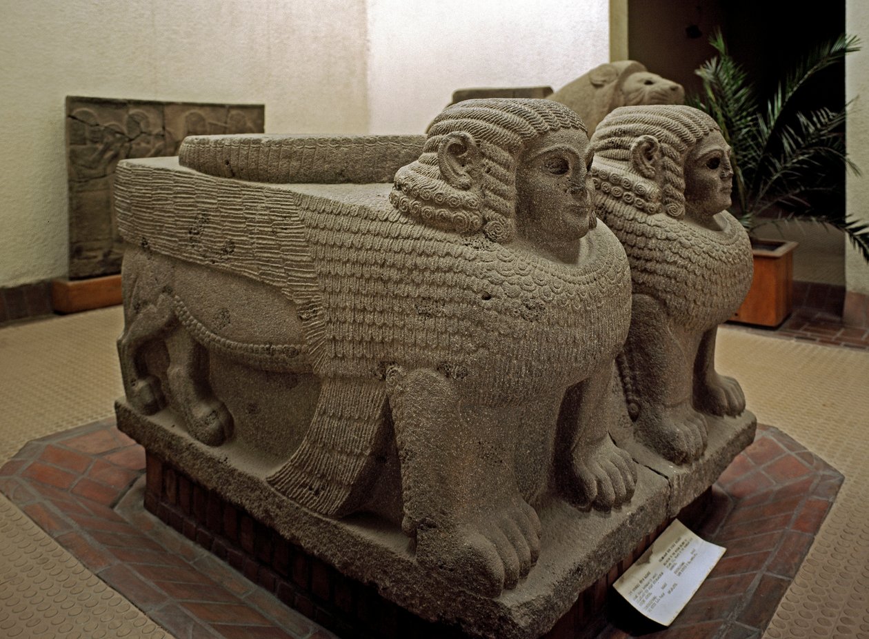 Art neo-Hittite: base of column in basalt decorated with sphinx. From the site of Samal (current Sam