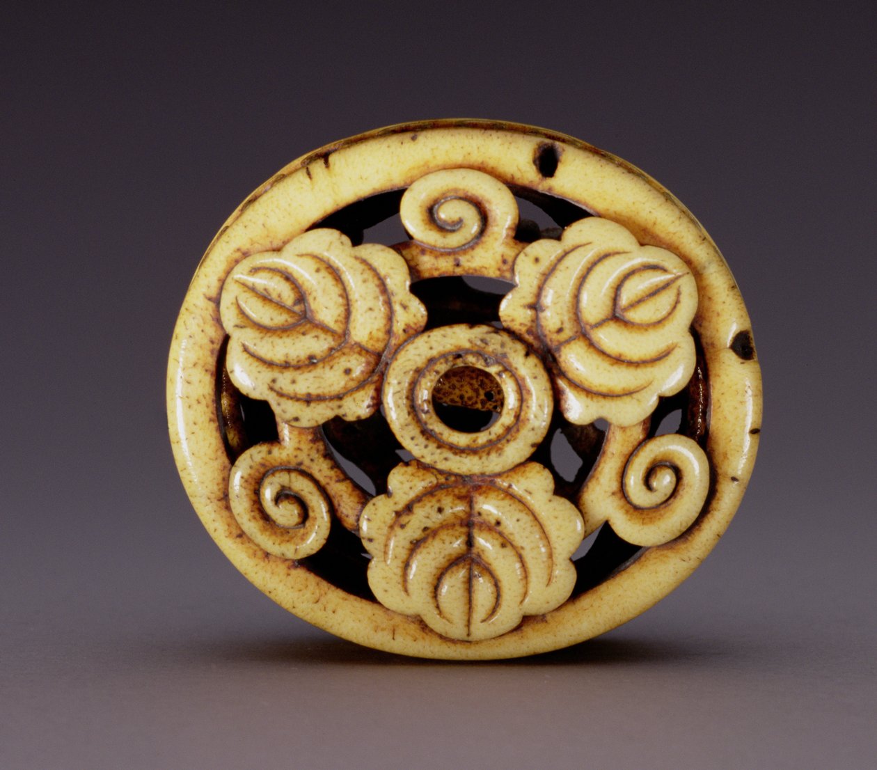 Netsuke in the form of a box (c.1870) by Ozaki Kokusai
