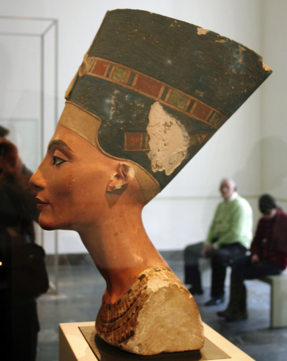 Portrait bust of Nefertiti by Thutmose Thutmose