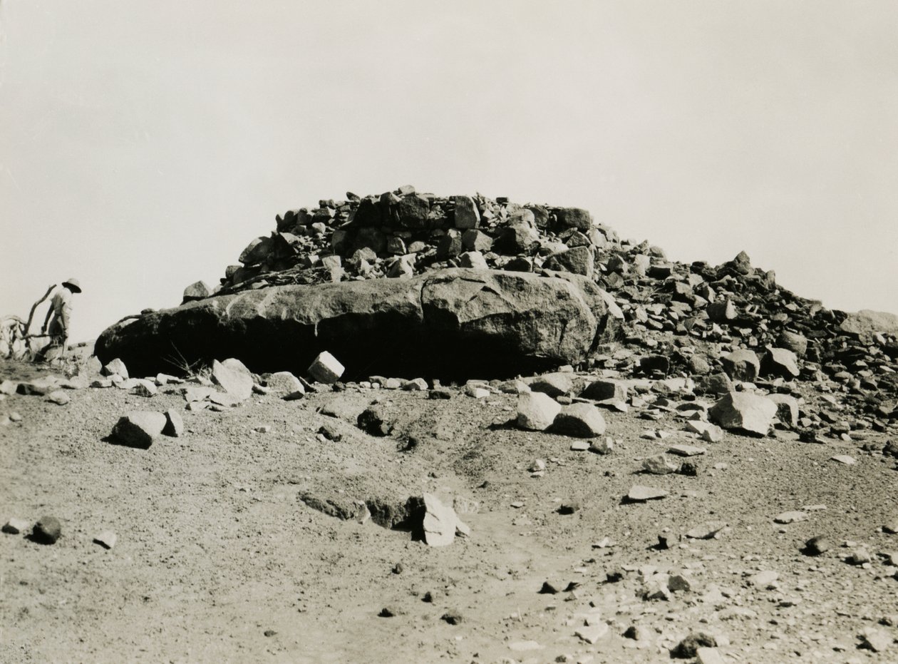 Ruins in the Goz Regeb region, Sudan, circa 1925 by Ugo Monneret de Villard