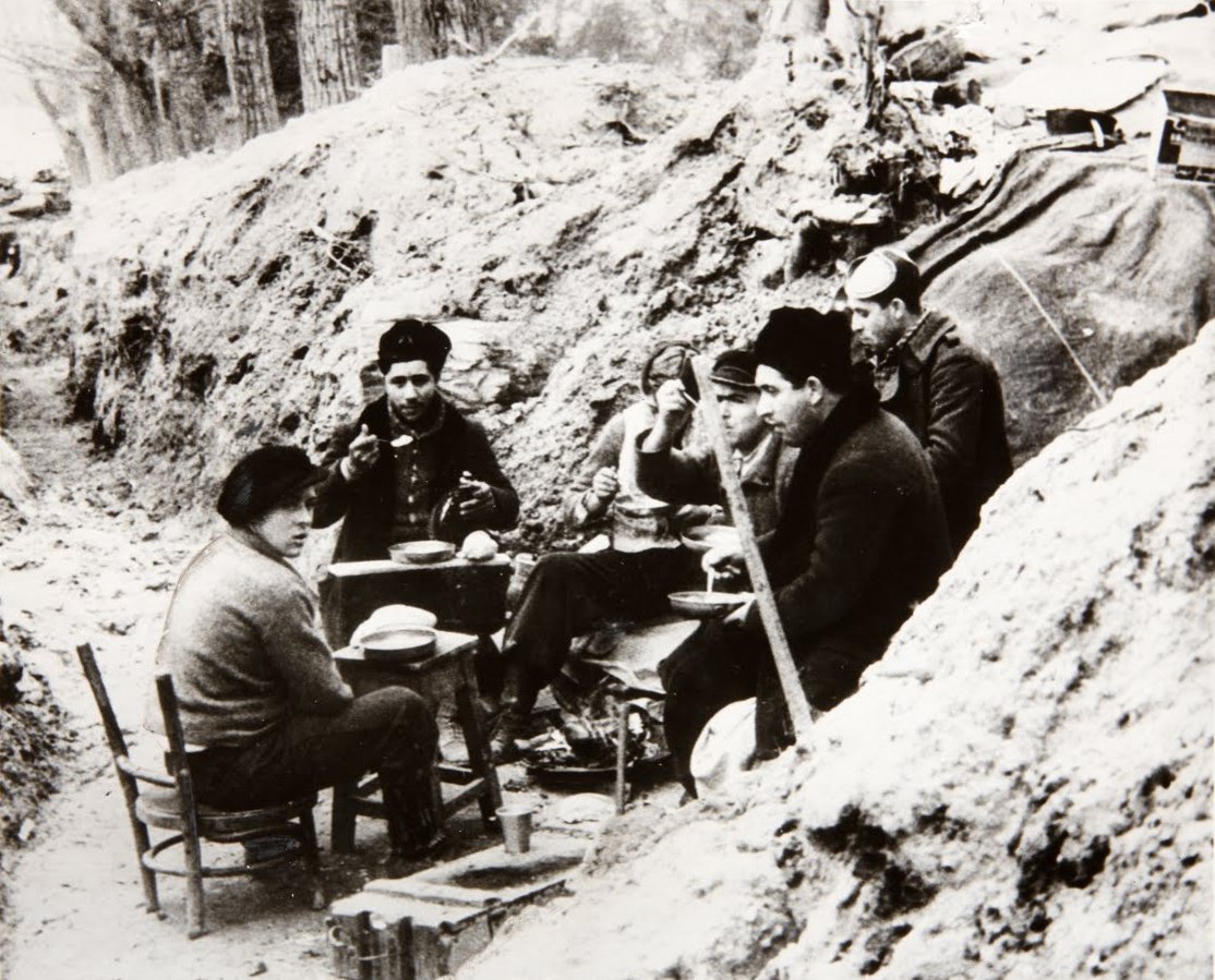 Chow Time on Madrid Front by Unbekannt Unbekannt