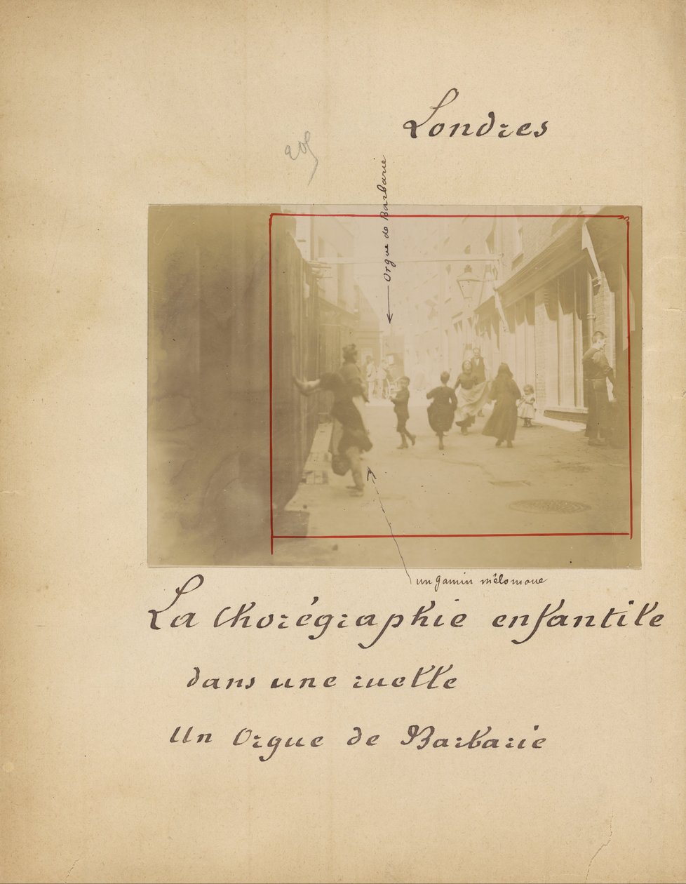 La Chorégraphe Enfantile Dans Une Ruelle Un Oigue Barbarie by Unbekannt Unbekannt