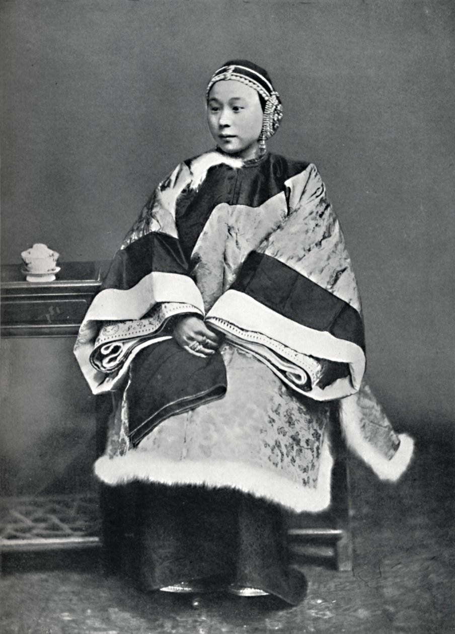 A Chinese lady of high rank in full dress costume by Unbekannt