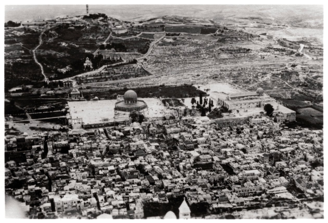 Aerial view of the Mosque of Omar, Jerusalem, Palestine, from a Zeppelin, 1931-1933 by Unbekannt