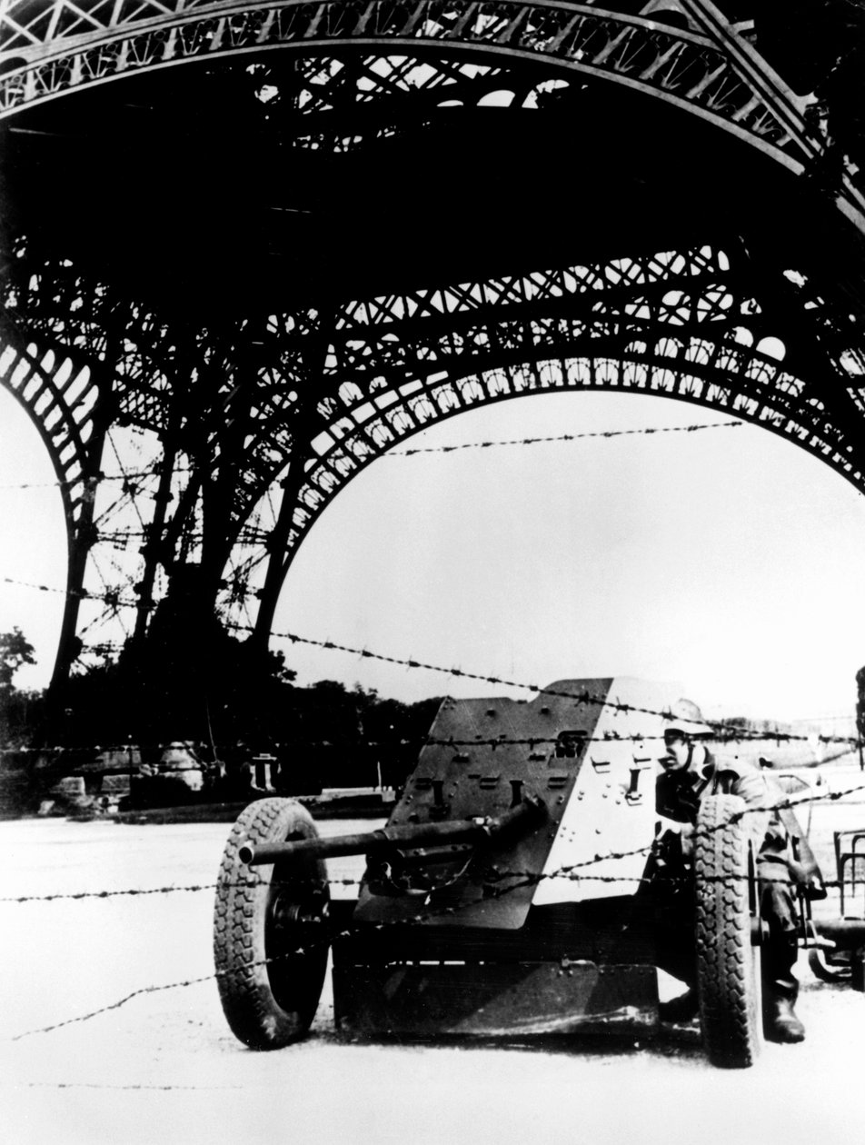 Barbed wire and anti-tank gun beneath the Eiffel Tower, German-occupied Paris, 1940-1944 by Unbekannt