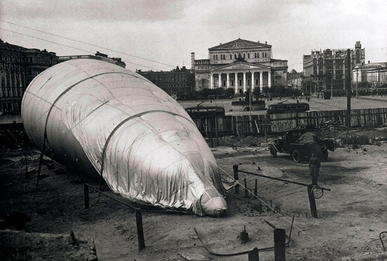 Barrage Balloon at the Bolshoi Theatre, Moscow, USSR, 1942 by Unbekannt