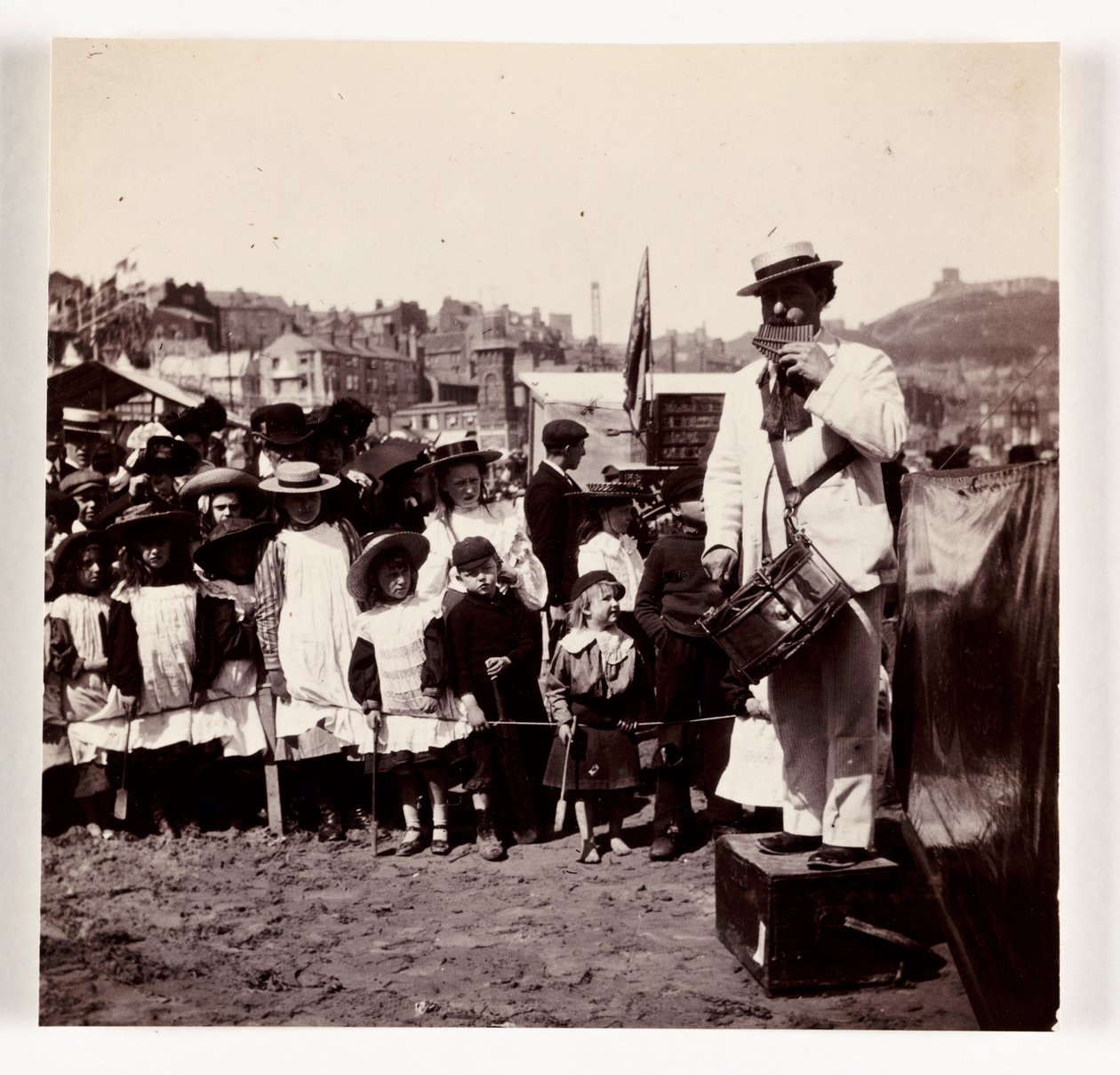 Beach entertainer, c 1905 by Unbekannt