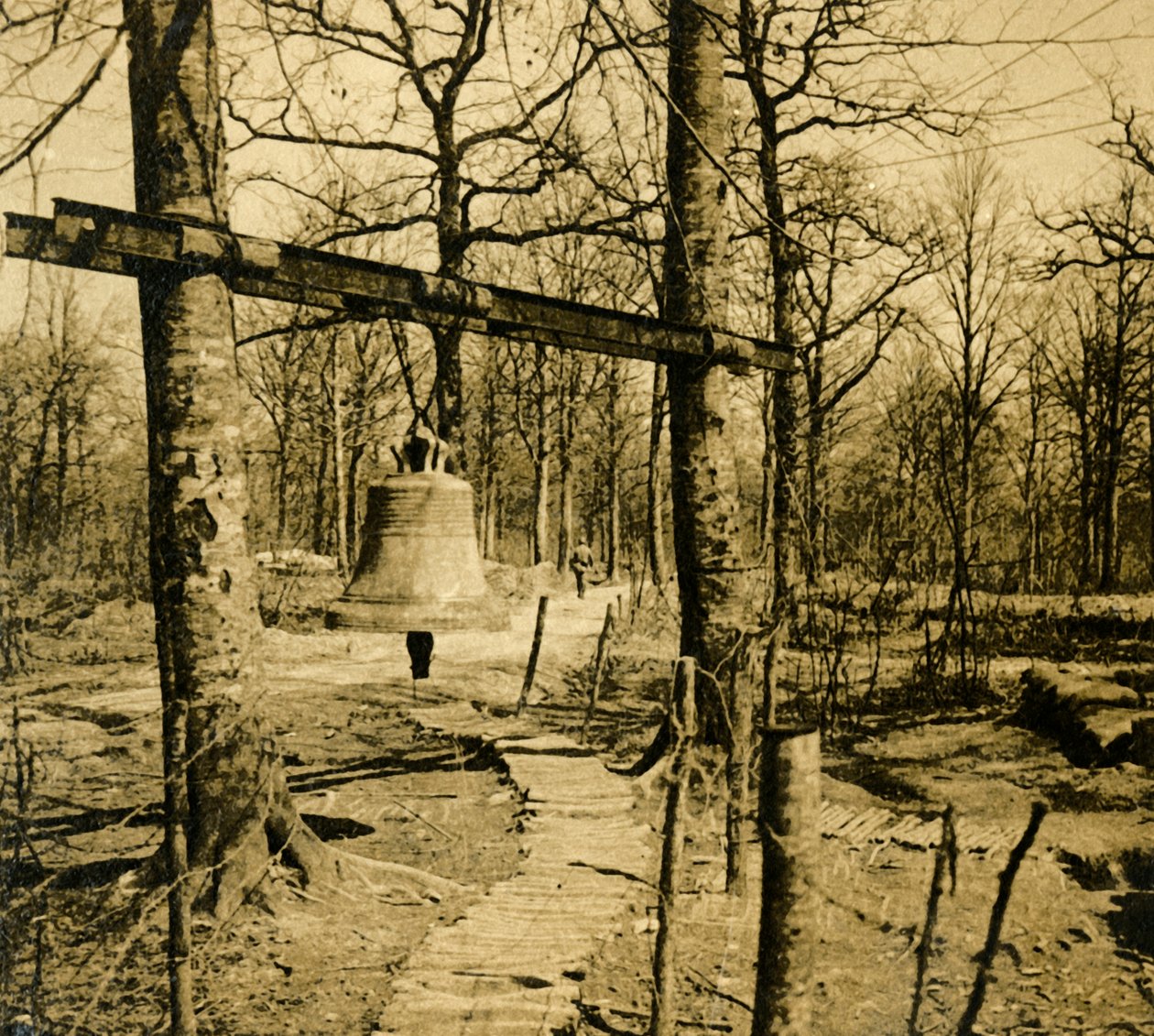 Bell to warn of gas attack, c1914-c1918 by Unbekannt