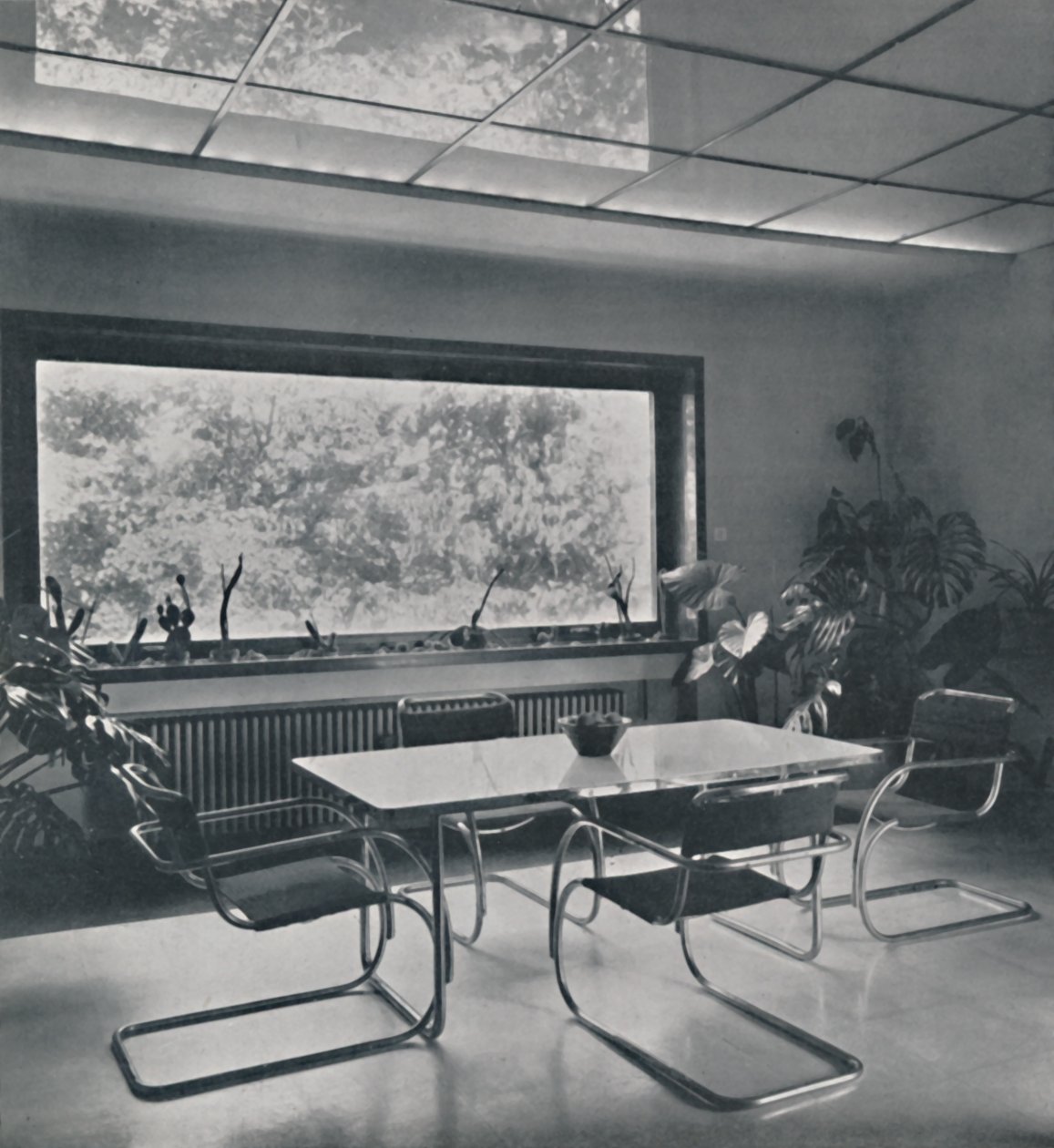 Breakfast room in a house in Bucharest, 1942 by Unbekannt