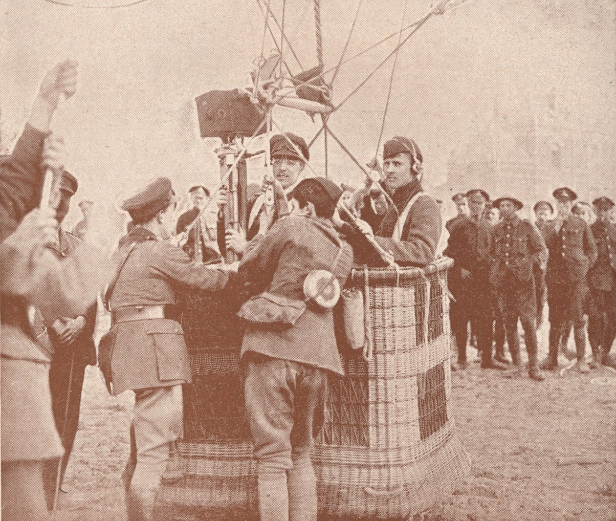 Canadian official cinematographer and assistant ready to ascend in a kite balloon, c1917-1919 by Unbekannt