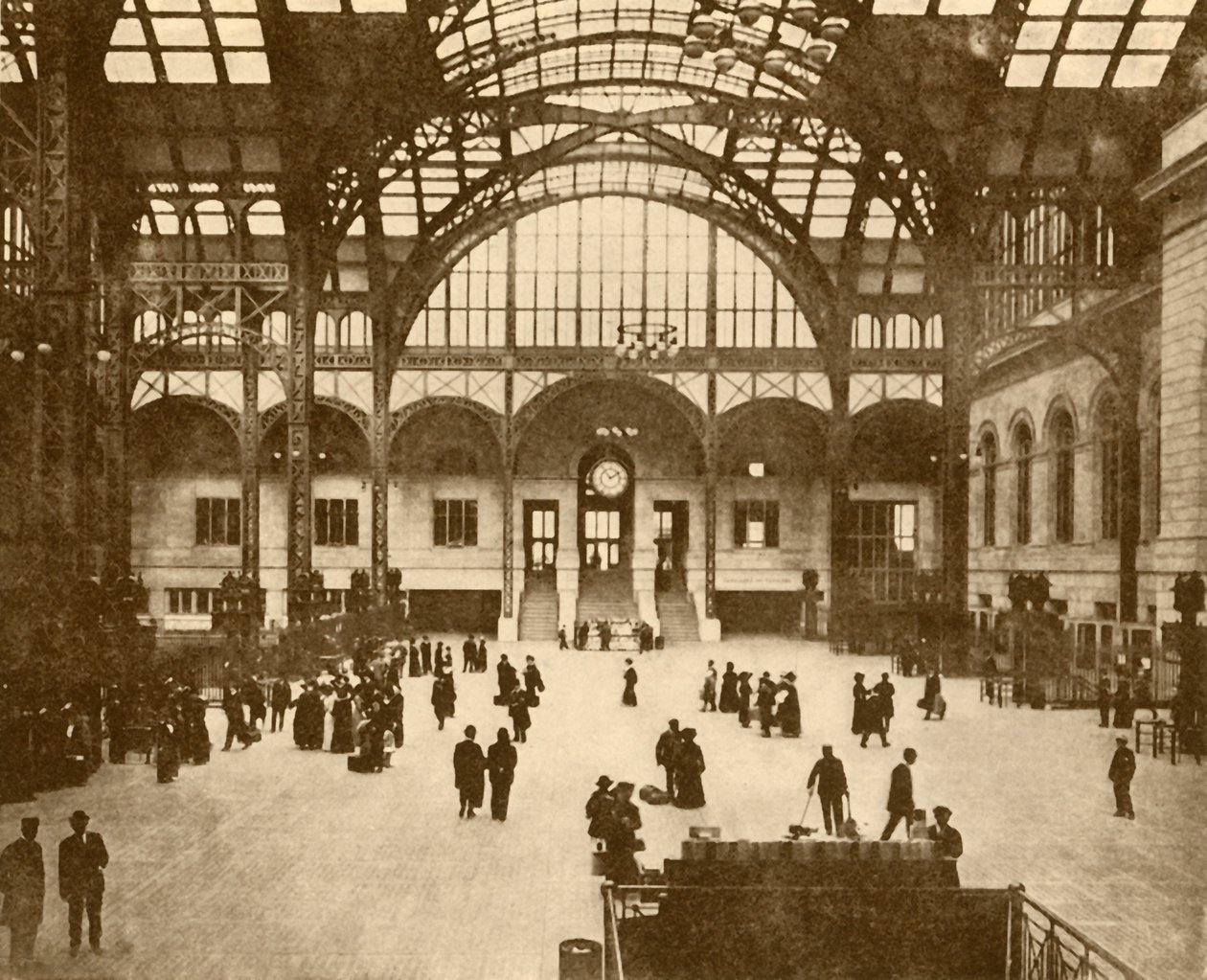 Central Hall, Pennsylvania Station, New York Pennsylvania Railroad Company by Unbekannt