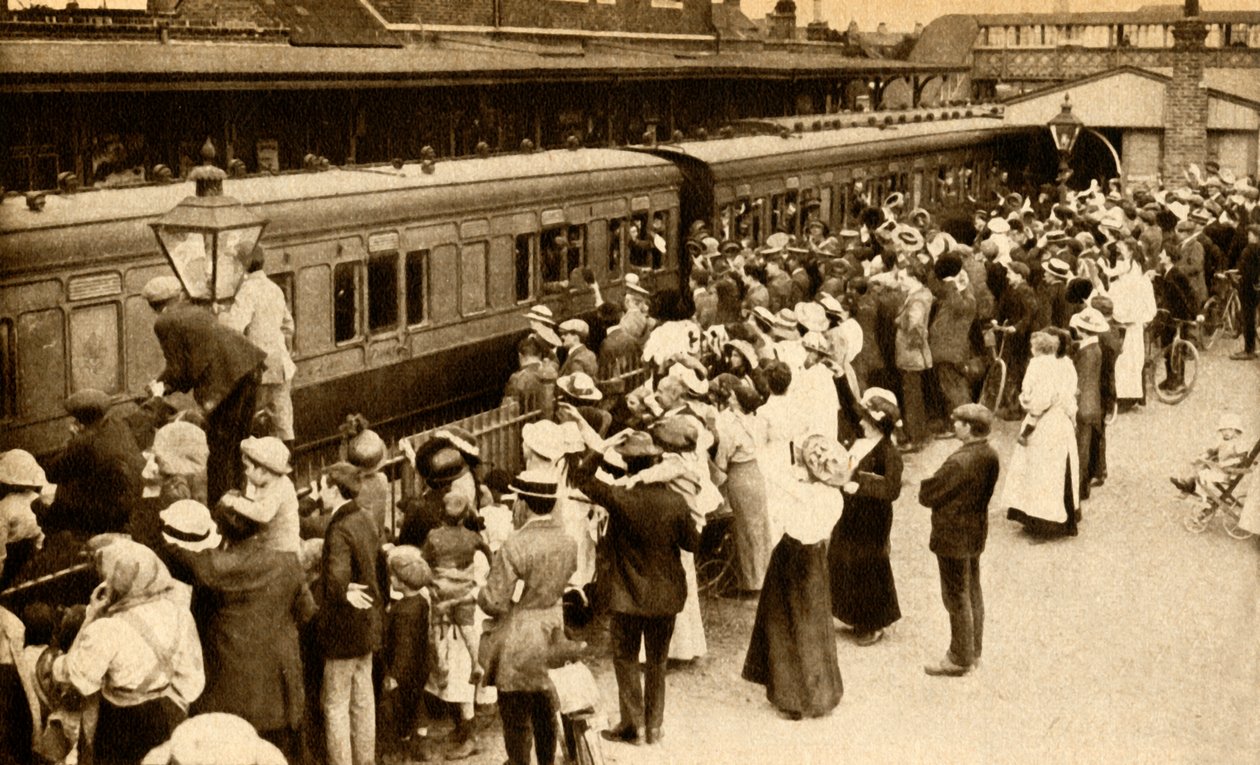 Crowds waving off troops leaving to fight in the First World War, Britain by Unbekannt