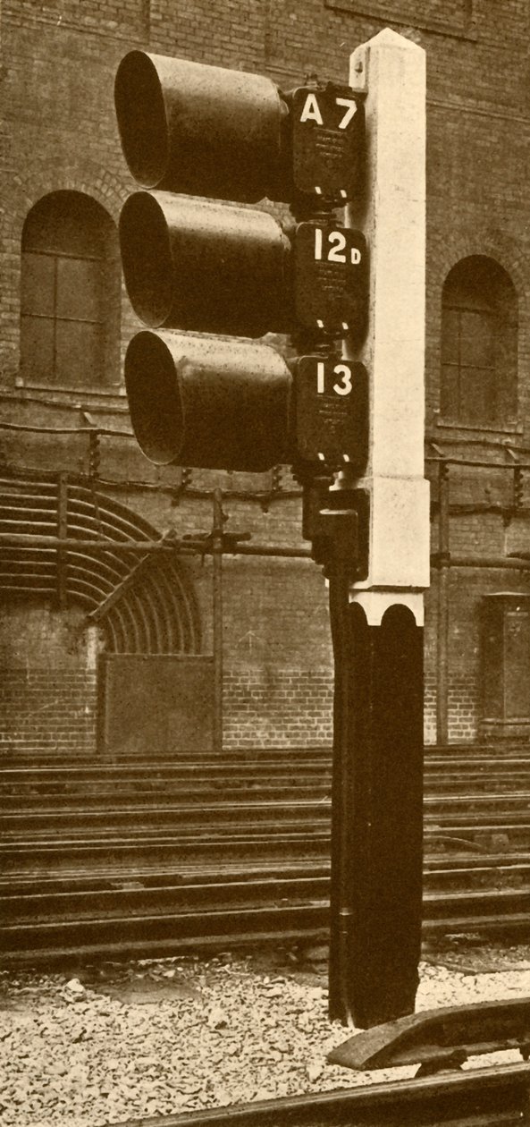 Electric Lamp Signals, with Shades for Day Use, at Baker Street Station, Metropolitan Railway by Unbekannt