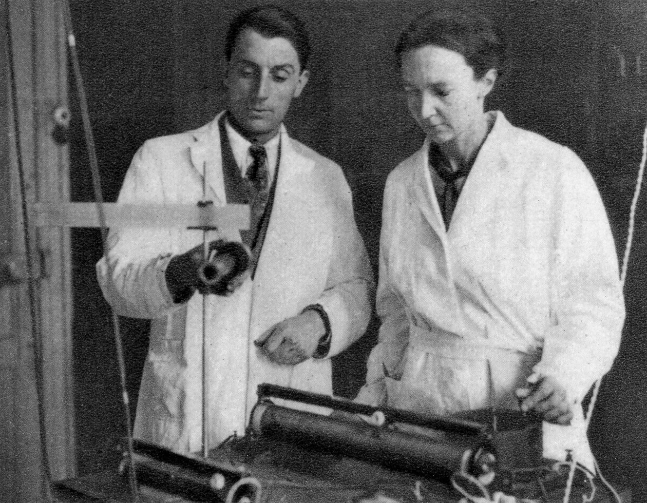 Frederic Joliot and Irene Joliot-Curie, French scientists, 1935 by Unbekannt