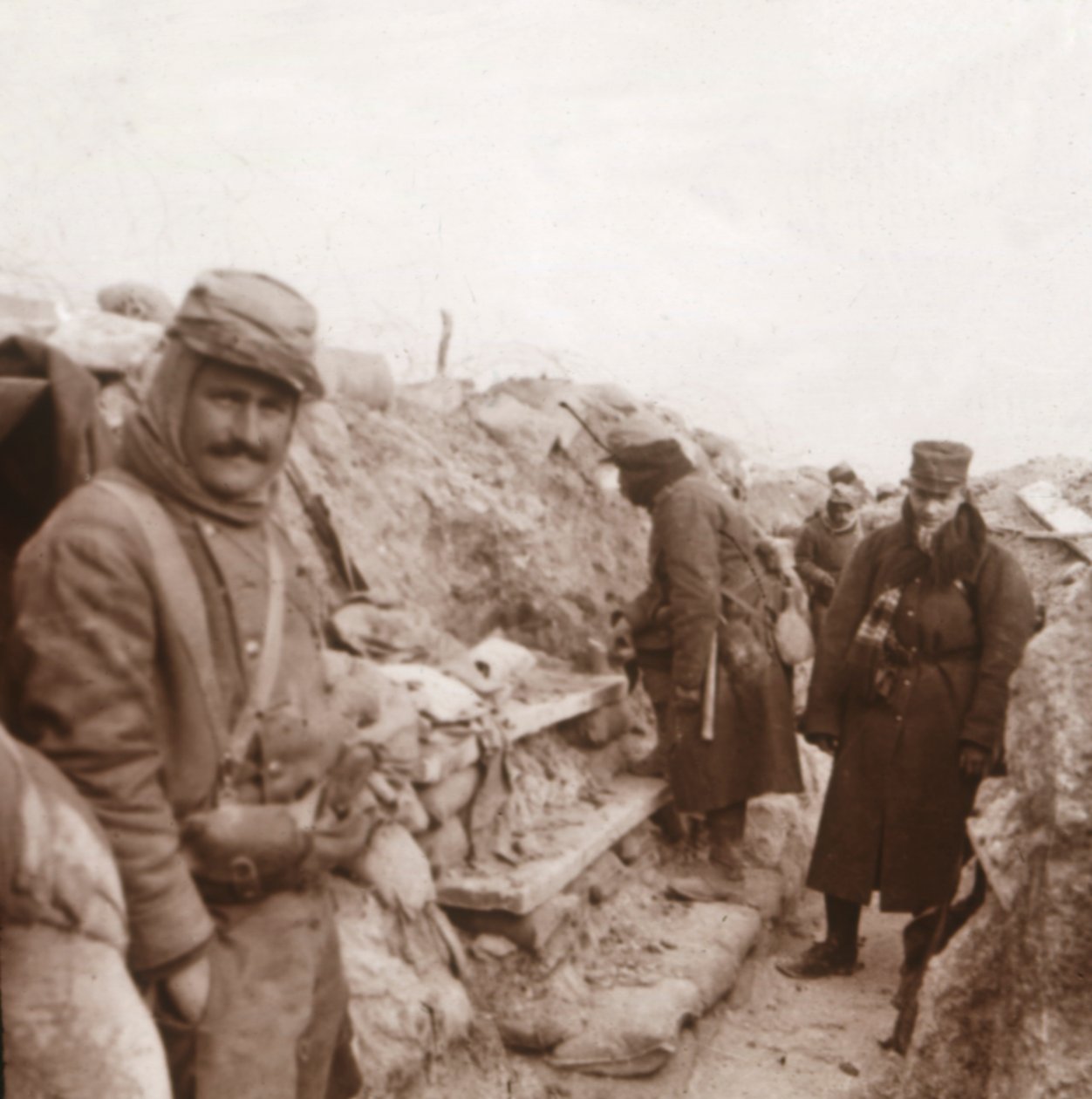 French soldiers in the trenches, Perthes, northern France by Unbekannt