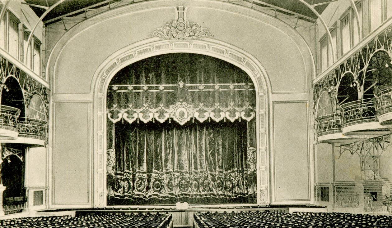 Interior view of the theatre in the Nicholas II Peoples House, St Petersburg, Russia, 1900s by Unbekannt