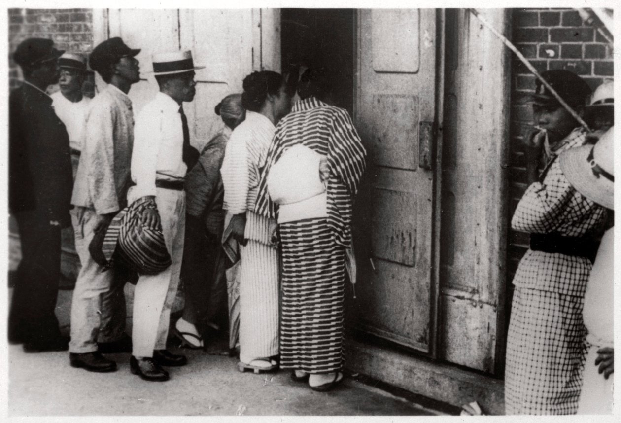 Japanese Crowd Looking into the Zeppelin Hangar, Kasumigaura, Japan, 1929-1933 by Unbekannt