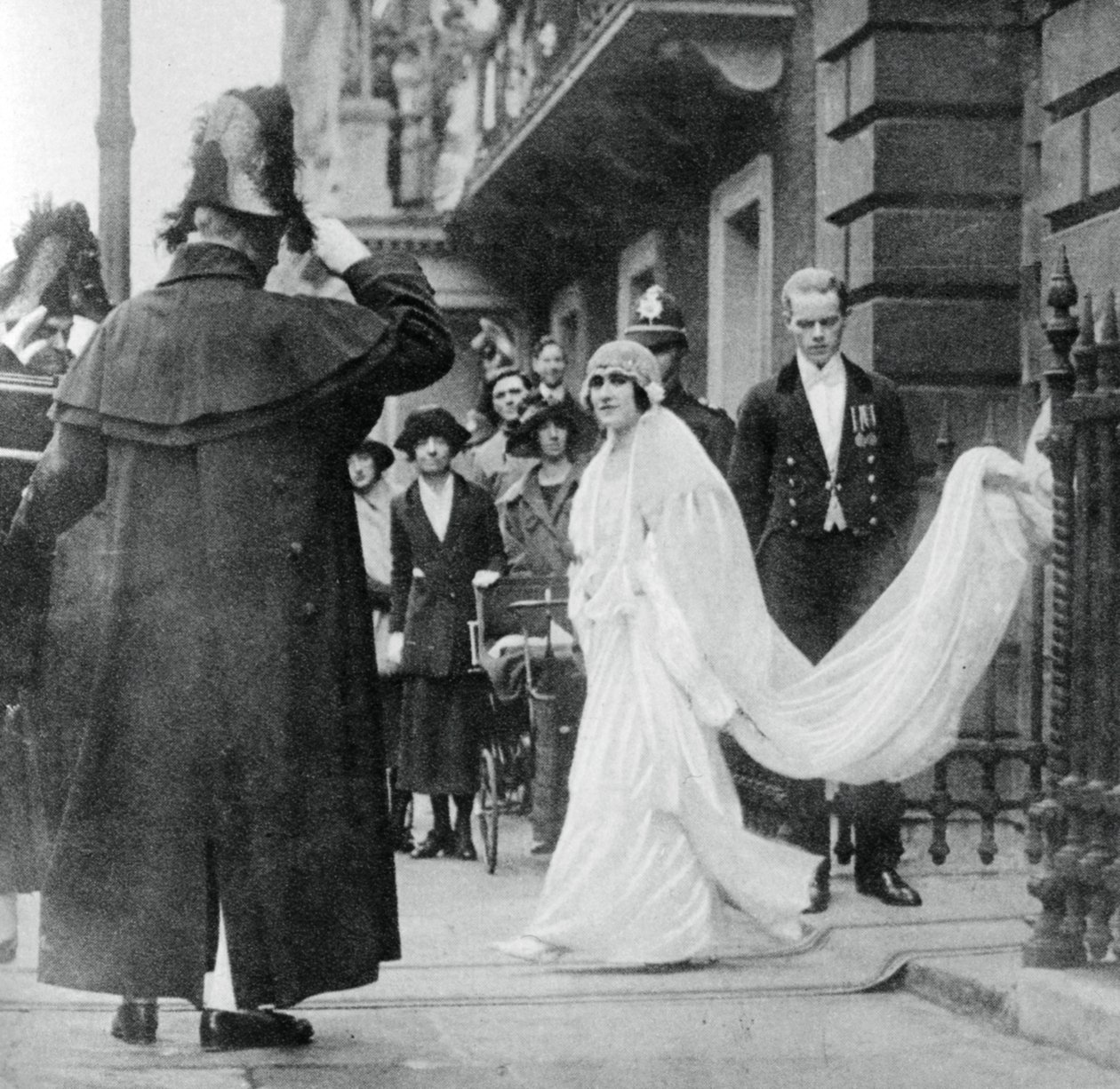 Lady Elizabeth Bowes-Lyon on her way to be married at Westminster Abbey, 26 April 1923, 1937 by Unbekannt