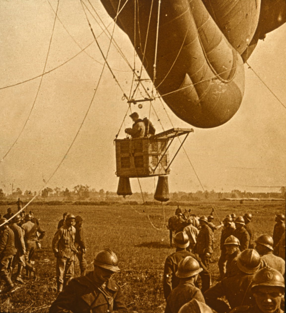 Observation of enemy positions from a barrage balloon, c. 1914-c. 1918 by Unbekannt