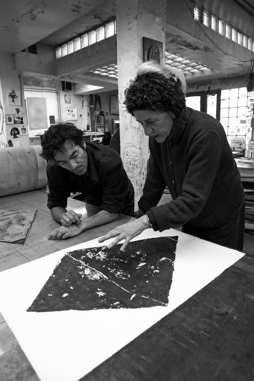 Pascal Gauvard, co-founder of Pasnic engraving workshop, Annie-Paule Thorel, French painter. Analysis of a print. Pasnic engraving workshop in Paris in 2009. by Unbekannt