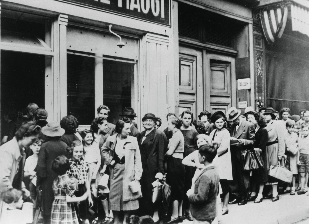 People queuing outside a dairy shop, German-occupied Paris, 26 July 1940
